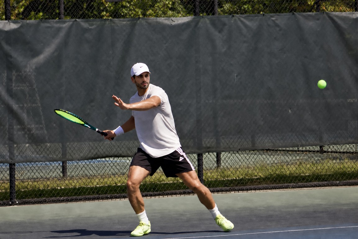 Victor Bittar preparing to return a tennis ball on court